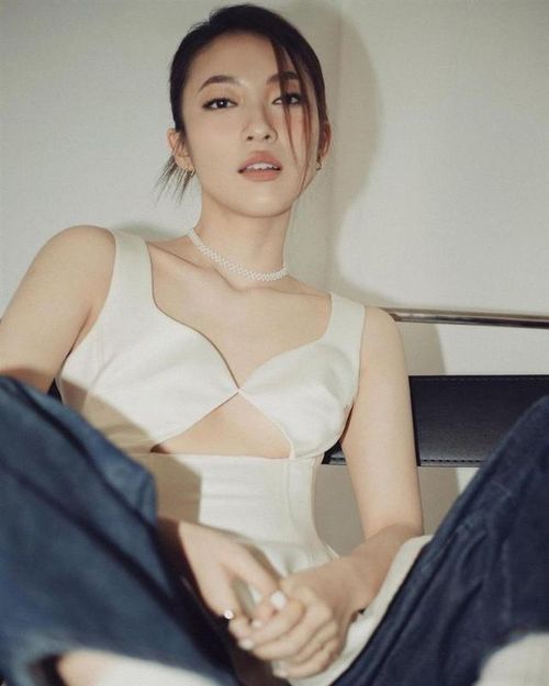 MC Khánh Vy (sinh năm 1999) là gương mặt quen thuộc với khán giả qua vai trò MC, YouTuber và người sáng tạo nội dung. Sở hữu khả năng ngoại ngữ tốt, lối dẫn tự nhiên, Khánh Vy có sự nghiệp khá ổn định sau nhiều năm hoạt động. VTC News đưa tin.