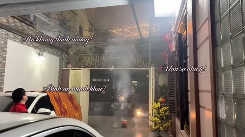 Khoảng sân trước nhà cũng là nơi gia đình có thể cùng nhau sinh hoạt, quây quần mỗi khi đông đủ vào dịp lễ, Tết. Trong những vlog về quê, đây thường là một trong những không gian tạo cảm giác gần gũi nhất khi Khánh Vy trở về nhà.