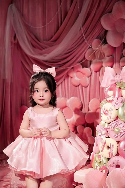 Đi kèm dòng chúc mừng sinh nhật, Khánh Thi chia sẻ hình ảnh bé Lisa với những khoảnh khắc xinh xắn, đáng yêu như búp bê phiên bản đời thực.