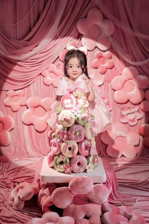 Trong gia đình, Lisa là em út nên nhận được nhiều tình cảm từ bố mẹ và các anh chị. Qua những hình ảnh được chia sẻ, cô bé thường xuất hiện với vẻ hồn nhiên, tinh nghịch đúng lứa tuổi.