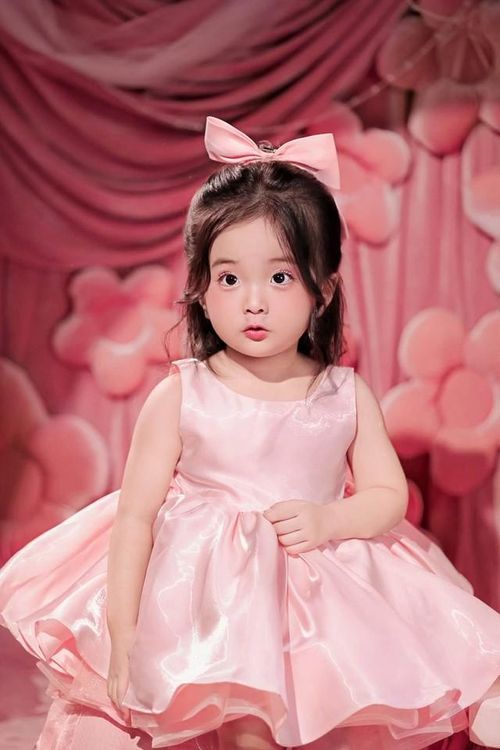 Không chỉ được bố mẹ chăm sóc, Lisa còn có hai người anh luôn đồng hành trong cuộc sống. Sự xuất hiện của ba anh em tạo nên những khoảnh khắc gia đình vui vẻ, ấm áp.