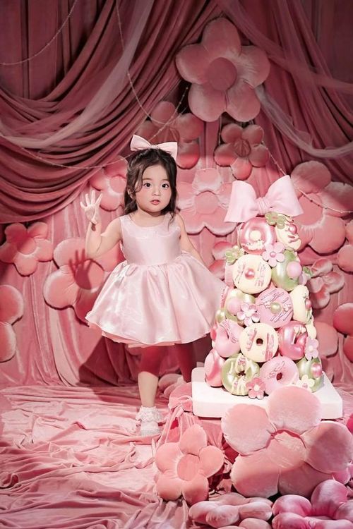 Khánh Thi từng chia sẻ, nhiều hình ảnh các con cùng học tập, vui chơi và tham gia những hoạt động thường ngày. Qua đó có thể thấy nữ kiện tướng dancesport luôn dành nhiều thời gian để đồng hành cùng các con, dù công việc của cô khá bận rộn.