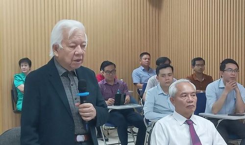 GS.TSKH Phạm Mạnh Hùng – nguyên Thứ trưởng Bộ Y tế chủ trì hội thảo khoa học. Ảnh: Mimosa