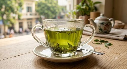 Trà xanh là loại đồ uống tốt cho tim mạch người sau tuổi 60 nên uống thường xuyên. Ảnh minh họa AI.