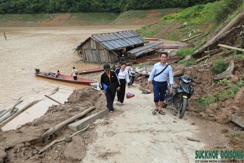 Cán bộ Trung tâm Phục vụ hành chính công xã Nhôn Mai tổ chức các chuyến làm việc lưu động, vào tận các bản để hướng dẫn và giải quyết thủ tục hành chính cho người dân. Ảnh: Song Hoàng.