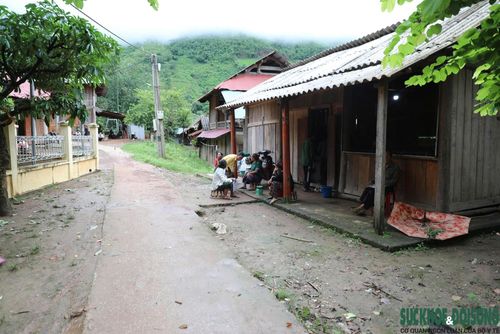 Một góc bình yên ở bản Piêng Luống, nơi cuộc sống của người dân vẫn còn nhiều cách trở. Ảnh: Song Hoàng.