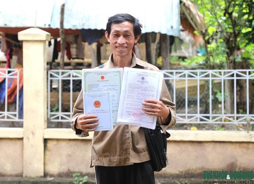 Niềm vui của người dân bản Piêng Luống khi được cấp mới, in sao các giấy tờ cần thiết để chuẩn bị cho con đến trường. Ảnh: Song Hoàng.