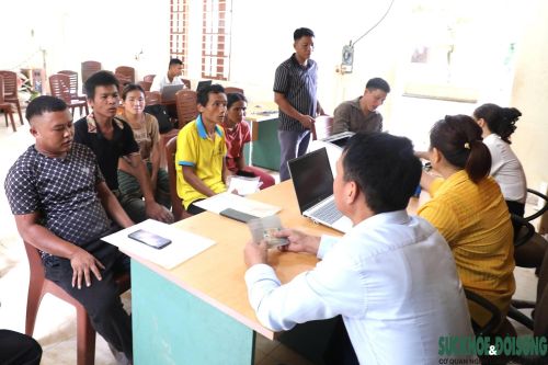 Cán bộ Trung tâm Phục vụ hành chính công xã Nhôn Mai trực tiếp hướng dẫn người dân làm thủ tục ngay tại bản. Ảnh: Song Hoàng.