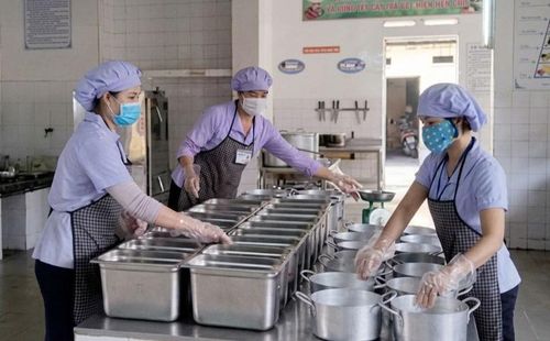 Thực đơn bán trú cần tuân thủ nghiêm ngặt các quy định về an toàn thực phẩm, bảo đảm cân đối dinh dưỡng và kiểm soát chặt chẽ.