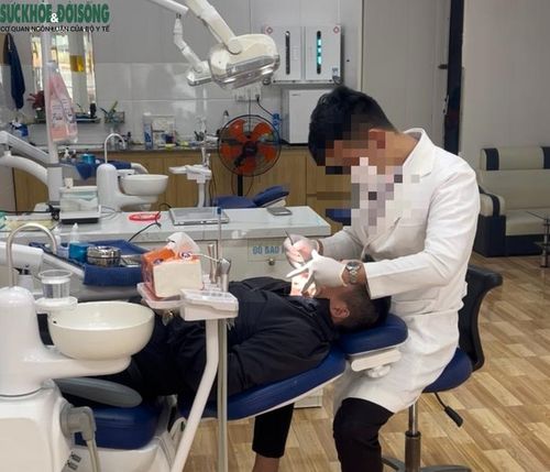 Báo Sức khỏe và Đời sống có nhiều bài viết phản ánh tình trạng các phòng khám chuyên khoa răng - hàm - mặt hoạt động trái phép tại Quảng Bình (nay là Quảng Trị). Ảnh: Hùng Trần.