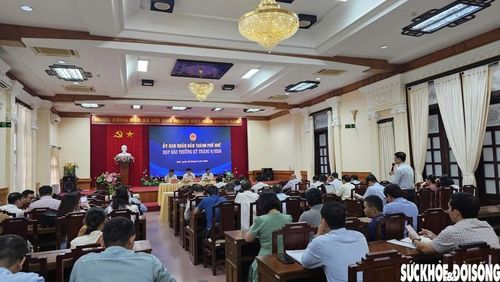 Đại diện Sở Giáo dục và Đào tạo TP Huế thông tin tại họp báo. Ảnh: H.D.
