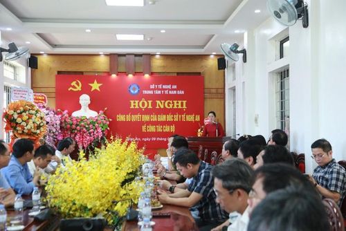 Hội nghị công bố quyết định về công tác cán bộ tại Trung tâm Y tế Nam Đàn chiều 9/9. ẢNH: V. Đồng.