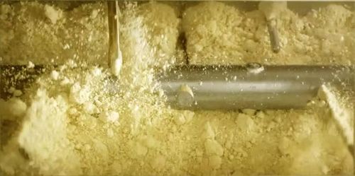 Dịch nghệ chiết xuất được phối trộn trực tiếp với bột lúa mì tạo nên màu vàng đặc trưng của sợi mì