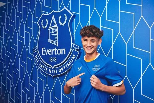 Tiền vệ Việt kiều Arthur Barratt ký hợp đồng chuyên nghiệp đầu tiên với Everton (Ảnh: Everton)