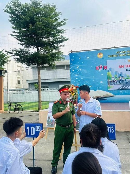 CBCS Công an xã Nội Bài tuyên truyền kiến thức pháp luật tại trường học trên địa bàn