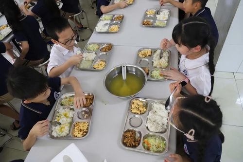 Bữa ăn bán trú của học sinh Hà Nội.