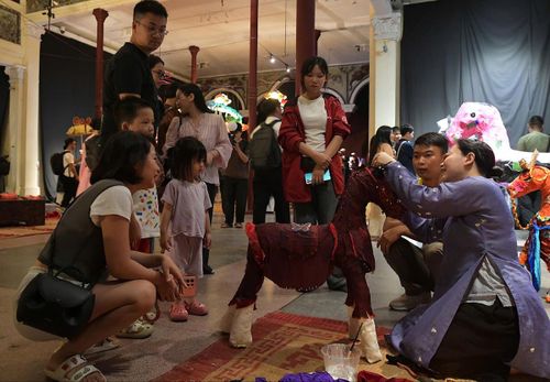 Các hoạt động tương tác làm đồ chơi, thu hút sự tham gia của các em nhỏ.