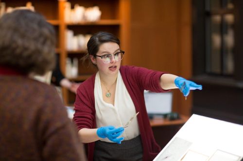  Dù chủ yếu phục vụ cộng đồng Harvard, hệ thống thư viện vẫn mở ra nhiều cơ hội để công chúng tiếp cận các bộ sưu tập. Hiện, Harvard tổ chức các triển lãm, sự kiện, tour tham quan và những chương trình giới thiệu bộ sưu tập nhằm đưa các tài liệu học thuật ra khỏi phạm vi nghiên cứu chuyên biệt. Một số bộ sưu tập đặc biệt cũng được giới thiệu thông qua các triển lãm, giúp người xem tiếp cận những câu chuyện lịch sử, văn hóa và khoa học được lưu giữ trong thư viện. 