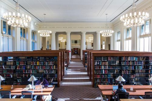 Thư viện Harvard không phải một tòa nhà duy nhất mà là mạng lưới các thư viện chuyên ngành nằm tại nhiều khu vực trong trường. Mạng lưới thư viện hiện nay gồm Widener Library, Houghton Library, Lamont Library, Cabot Science Library, Harvard-Yenching Library, Fine Arts Library, Loeb Music Library, Tozzer Library... Bên cạnh các thư viện phục vụ trực tiếp hoạt động học tập, hệ thống còn có những đơn vị chuyên lưu trữ phim, bản đồ, tài liệu lịch sử phụ nữ, thơ ca hay các bộ sưu tập đặc biệt. Cách tổ chức này giúp người học và giới nghiên cứu tiếp cận những nguồn tư liệu phù hợp với từng lĩnh vực thay vì tập trung toàn bộ vào một kho sách duy nhất. 