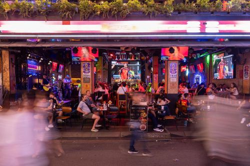 Du khách xem World Cup ở phố đi bộ Bùi Viện, ngày 21/6. Ảnh: Quang Thông.