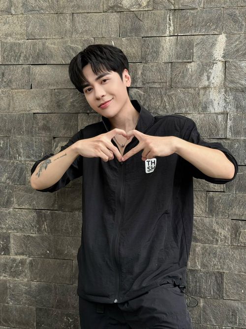 Trở lại tập mới nhất của Tinh hà “say hi”, Quang Hùng được Trấn Thành đánh giá cao. MC này nhận định Quang Hùng MasterD đã phần nào khẳng định bản thân là một “tay làm nhạc chắc chắn”. Nam MC đồng thời gọi tên Wren Evans, Quang Hùng MasterD, Dương Domic và KIMLONG là 4 nghệ sĩ có màu âm nhạc rõ nét nhất theo quan sát của anh tại chương trình năm nay. Ảnh: FBNV.