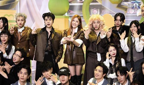 Tới chiều 9/9, tiết mục LAVIEM của team Quang Hùng MasterD, Pháp Kiều, Coolkid, Captain Boy đã đánh bại Phương Mỹ Chi để leo lên hạng 3 của top thịnh hành danh mục âm nhạc tại Việt Nam. Đây là tiết mục có thứ hạng cao nhất sau Livestage 4 của Tinh hà “say hi”, sau đó là Năm tháng của team Wren Evans (hạng 8). LAVIEM do Quang Hùng MasterD làm đội trưởng với sự hỗ trợ của diễn viên Uyển Ân. Đây cũng là tiết mục có điểm số cao nhất trong 5 đội của Livestage 4. Đến hiện tại, Quang Hùng MasterD có lẽ là nhân tố nổi bật nhất nhì chương trình. Các tiết mục của team anh liên tục giành thứ hạng cao trong chương trình lẫn top thịnh hành. Ảnh: NSX.