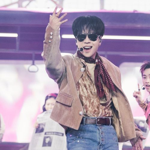 Trong Livestage trước đó, liên quân do Quang Hùng MasterD dẫn dắt cũng giành chiến thắng trước đội Dương Domic. Ngoài ra, các tiết mục của team Quang Hùng cũng áp đảo đối thủ về lượt xem. Trong đó, Secret do Quang Hùng, Wren Evans, CongB, Cody Nam Võ biểu diễn là tiết mục viral nhất Tinh hà “say hi” tính tới hiện tại. Bài hát này cũng có nhiều ngày đứng đầu top thịnh hành âm nhạc tại Việt Nam trước khi bị Phương Mỹ Chi “lật đổ”. Trước đó, Mộng duyên cũng do team Quang Hùng MasterD biểu diễn đạt lượt xem lớn và giành thứ hạng đầu tiên của top trending. Có thể nói trong thời gian qua, Quang Hùng nâng cao độ nhận diện khi liên tục có ca khúc dẫn top đầu thị trường âm nhạc, từ Mộng duyên, Secret đến LAVIEM. Ảnh: NSX.