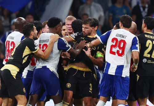 Các cầu thủ Manchester City và FC Porto xảy ra xô xát. Ảnh: Reuters
