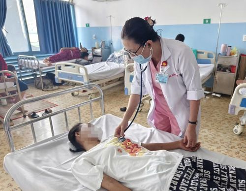 Bệnh nhân 21 tuổi khởi bệnh với sốt cao, mệt mỏi trong thời điểm khu vực sinh sống đang có dịch sốt xuất huyết. Ảnh: BVCC.