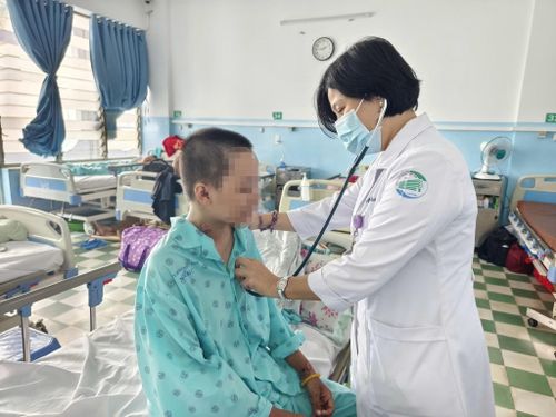 Bệnh nhi 16 tuổi phải can thiệp VV-ECMO sau khi sốt xuất huyết diễn tiến nặng, gây sốc, suy hô hấp và suy đa cơ quan. Ảnh: BVCC.