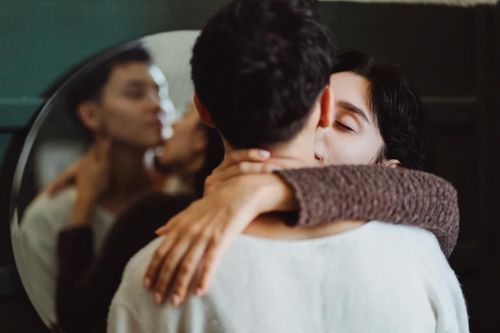  Có nhiều dấu hiệu để nhận biết một người còn "dây dưa" với người yêu cũ. Ảnh: Pexels. 