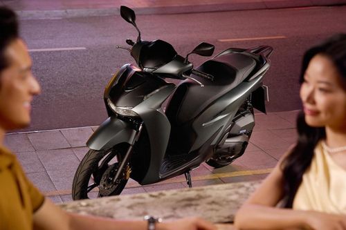 Trong khi đó, một chiếc SH 125i bản Đặc Biệt sẽ có giá ngang với chiếc Duo bản 1 TB. Tại Việt Nam, SH 125i Đặc Biệt được trang bị động cơ xăng cho công suất 9,6 kW, mô men xoắn cực đại 11,9 Nm. Xe được bán với giá niêm yết khoảng 85,2 triệu đồng.