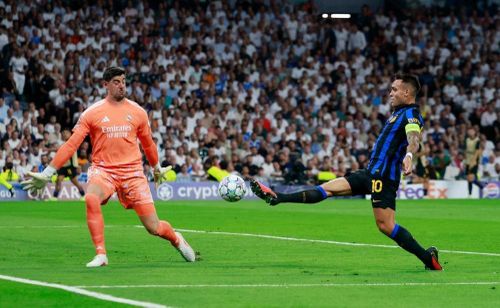  Inter nhiều thời điểm ép Real lùi sâu ngay tại Bernabeu, buộc Courtois liên tục phải sửa sai cho hệ thống phòng ngự phía trước. 