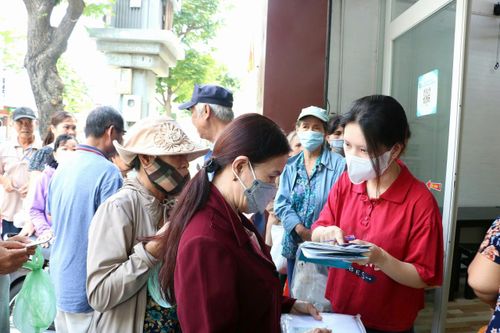  Chị Bảo Trân phát phiếu nhận cơm cho bệnh nhân. 