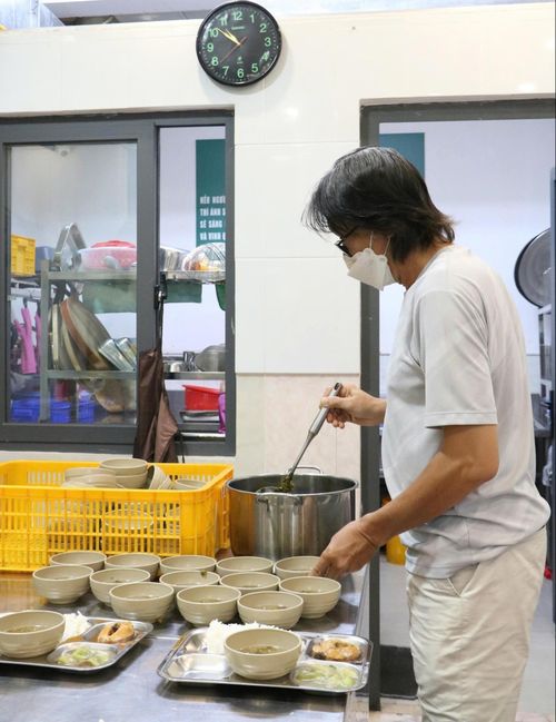 Quán cơm trở thành nơi kết nối của những tấm lòng thiện nguyện.