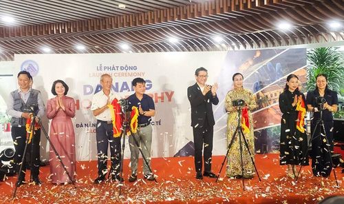 Các đại biểu thực hiện nghi thức khởi động cuộc thi
