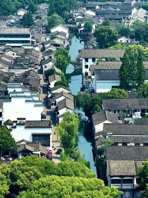 Những trấn cổ vắng vẻ được khách du lịch chọn nhiều hơn những điểm đến nổi tiếng. Ảnh: S.S