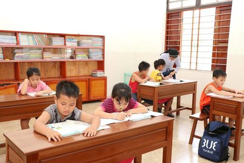 Các em chăm chú viết bài