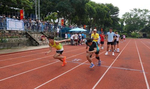 Phát hiện năng khiếu sớm là cơ sở để đào tạo VĐV theo hướng chuyên sâu (trong ảnh: Thí sinh thi năng khiếu điền kinh vào Trường ĐH Thể dục thể thao TP.HCM)