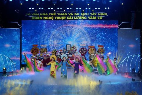 Chương trình nghệ thuật chủ đề “Cải lương khoác màu áo mới” kỷ niệm Ngày Sân khấu Việt Nam 2025. Ảnh: Đức Hạnh - TTXVN