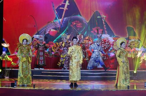 Diễn viên Đoàn Nghệ thuật Cải lương Vàm Cỏ trong chương trình nghệ thuật chủ đề “Cải lương khoác màu áo mới”. Ảnh: Đức Hạnh - TTXVN