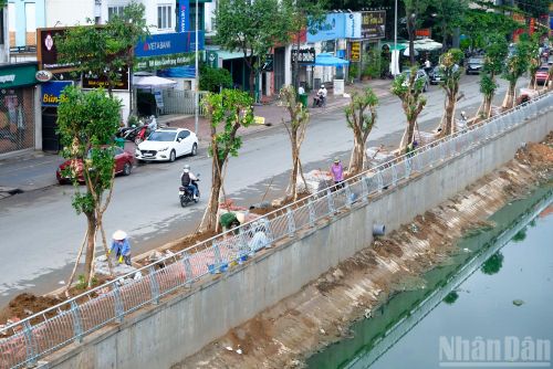 Hệ thống kè dọc hai bên rạch được xây dựng kiên cố, thay thế những đoạn bờ cũ xuống cấp, góp phần ổn định dòng chảy và hạn chế tình trạng sạt lở.