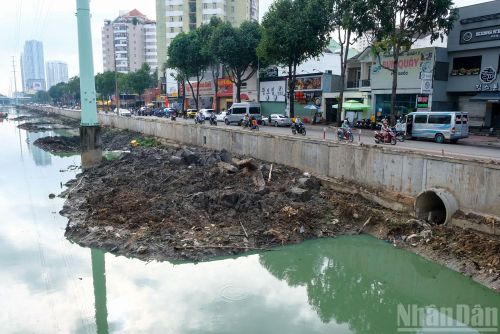 Các hạng mục thoát nước được hoàn thiện dọc tuyến rạch. Hệ thống mới góp phần thu gom, dẫn nước và giảm áp lực cho khu vực vào mùa mưa.
