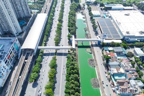 Rạch Đá Đỏ hiện lên với diện mạo khang trang hơn trong bối cảnh đô thị phía đông Thành phố Hồ Chí Minh. Từ một tuyến rạch ô nhiễm, nơi đây đang được kỳ vọng trở thành không gian hạ tầng, cảnh quan góp phần nâng cao chất lượng sống của người dân.
