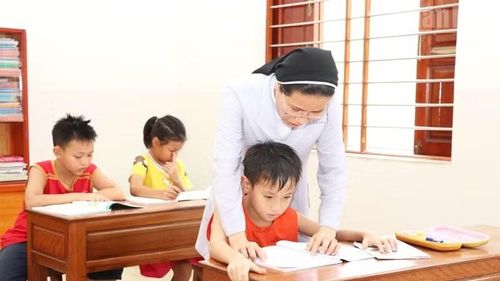 Các Sơ tại mái ấm Nhân Ái vẫn lặng lẽ, bền bỉ góp phần trao cho những đứa trẻ từng thiếu một vòng tay cơ hội được học tập, được trưởng thành và tự viết tiếp câu chuyện tương lai của cuộc đời mình. (Ảnh: NGUYỄN TRUNG)