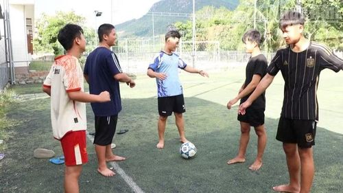 Các em ở mái ấm Nhân Ái vui chơi giải trí sau giờ đến trường học. (Ảnh: NGUYỄN TRUNG)
