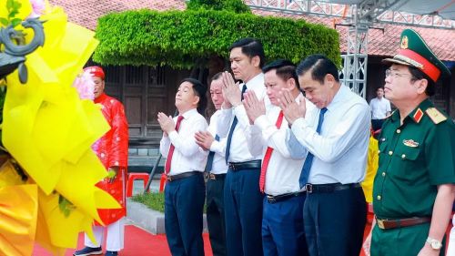 Lãnh đạo tỉnh Nghệ An và Quân khu 4 thành kính dâng hương tưởng nhớ Hoàng đế Quang Trung. (Ảnh: ND)