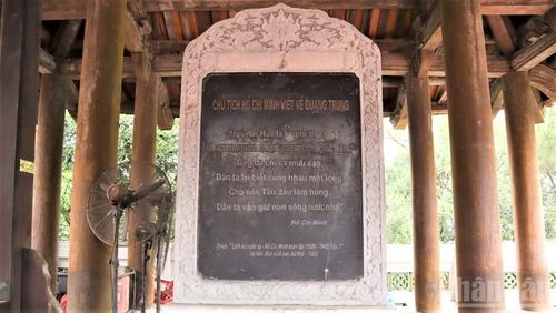 Bia khắc bài thơ của Chủ tịch Hồ Chí Minh viết về Hoàng đế Quang Trung.