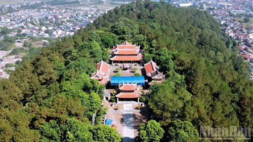 Đền thờ Hoàng đế Quang Trung tọa lạc trên núi Dũng Quyết.