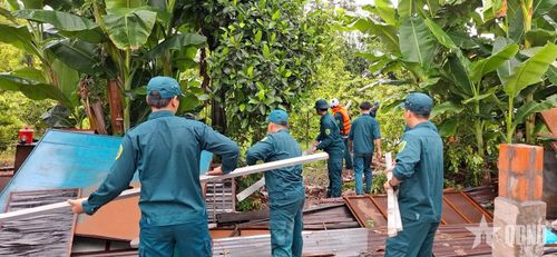  Lực lượng dân quân Ban CHQS xã Mỹ Hòa Hưng (An Giang) hỗ trợ người dân dọn dẹp sau sạt lở.  